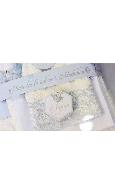 Trusou de botez cu eucalipt si ursuleti pe fundal bleu mint Little Blue Bear 17